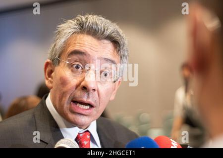 Bogota, Colombie.19th janvier 2022.Le pré-candidat Enrique Gomez pour le parti politique 'Movimiento de Salvacion Nacional' parle lors d'un débat d'économie ont été des partis politiques de droite candidats débat dans le cadre de leur campagne pour la présidence de la Colombie pour les élections de 2022, à Bogota, Colombie, le 19 janvier 2021.Crédit : long Visual Press/Alamy Live News Banque D'Images