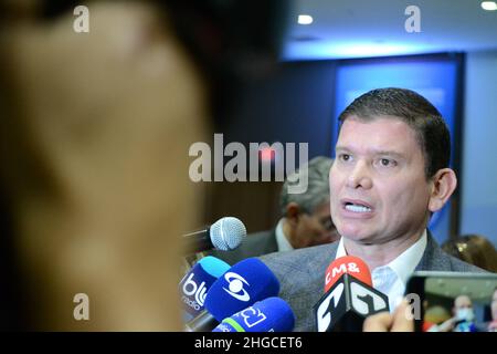 Bogota, Colombie.19th janvier 2022.Le pré-candidat John Milton Rodriguez du parti politique 'Colombie Justa y Libres' parle lors d'un débat d'économie ont été les partis politiques de droite candidats débat dans le cadre de leur campagne pour la présidence de la Colombie pour les élections de 2022, à Bogota, Colombie, le 19 janvier 2021.Crédit : long Visual Press/Alamy Live News Banque D'Images