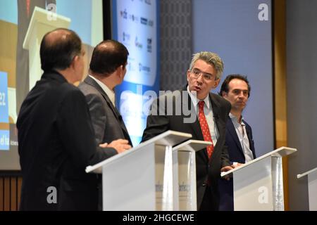 Bogota, Colombie.19th janvier 2022.Le pré-candidat Enrique Gomez pour le parti politique 'Movimiento de Salvacion Nacional' parle lors d'un débat d'économie ont été des partis politiques de droite candidats débat dans le cadre de leur campagne pour la présidence de la Colombie pour les élections de 2022, à Bogota, Colombie, le 19 janvier 2021.Crédit : long Visual Press/Alamy Live News Banque D'Images