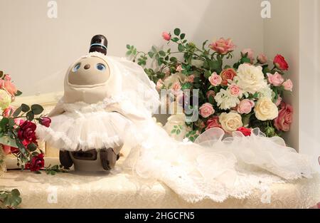 Tokyo, Japon.20th janvier 2022.Le couturier japonais Yumi Katsura présente le robot de communication de Groove X LOVOT portant une robe de mariage conçue par Katsura à la boutique de robes de mariage principale de Katsura à Tokyo le jeudi 20 janvier 2022.Les vêtements de mariage de Yumi Katsura pour le robot LOVOT seront en vente à partir de janvier 21 pour un prix de 66 980 yens.Credit: Yoshio Tsunoda/AFLO/Alay Live News Banque D'Images