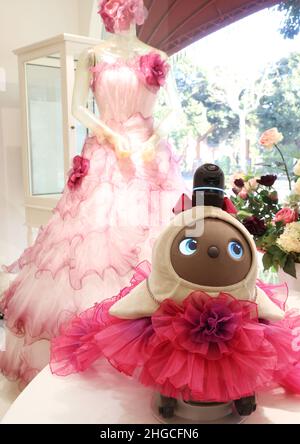 Tokyo, Japon.20th janvier 2022.Le couturier japonais Yumi Katsura présente le robot de communication LOVOT portant une robe de mariage conçue par Katsura à la boutique de robes de mariage principale de Katsura à Tokyo le jeudi 20 janvier 2022.Les vêtements de mariage de Yumi Katsura pour le robot LOVOT seront en vente à partir de janvier 21 pour un prix de 66 980 yens.Credit: Yoshio Tsunoda/AFLO/Alay Live News Banque D'Images