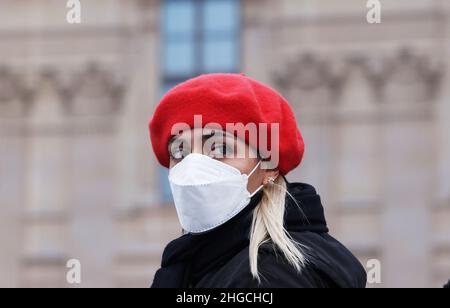 Paris, France.19th janvier 2022.Une femme portant un masque marche dans une rue à Paris, France, le 19 janvier 2022.La situation de la COVID-19 continue de s'aggraver en France, car 464 769 nouveaux cas ont été détectés au cours des 24 dernières heures, comme l'a annoncé mardi l'agence de santé publique du pays.Credit: Gao Jing/Xinhua/Alamy Live News Banque D'Images