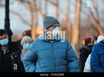 New York, États-Unis.19th janvier 2022.Un homme portant un masque de visage marche dans une rue de Manhattan de New York, aux États-Unis, le 19 janvier 2022.L'administration du président américain Joe Biden va commencer à expédier 400 millions de masques non chirurgicaux gratuits N95 vers des sites de distribution dans tout le pays cette semaine dans le cadre des efforts pour lutter contre la variante Omicron COVID-19 en plein essor, les États-Unis d'aujourd'hui mercredi a cité une source officielle comme disant.Crédit : Wang Ying/Xinhua/Alay Live News Banque D'Images