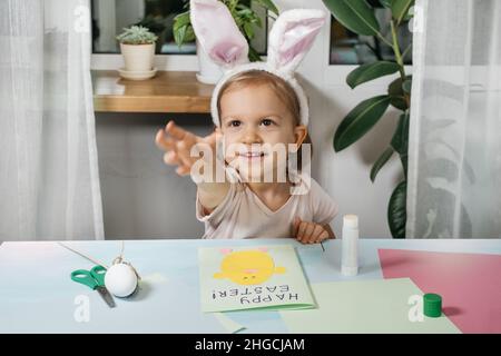 Carte cadeau enfant à motif œufs de Pâques avec un lapin en papier à la maison.Fait à la main.Projet de créativité pour enfants, artisanat, artisanat pour enfants, tout-petits. Banque D'Images