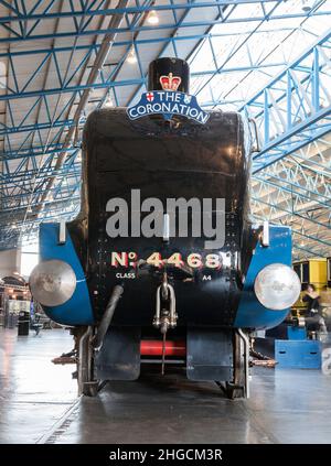 Vue de face du record mondial de vitesse de la locomotive à vapeur 4468 Mallard au National Railway Museum, York, Angleterre, Royaume-Uni Banque D'Images