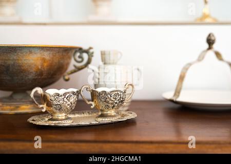 Décoration intérieure avec armoire ancienne et plats en céramique, verre et métal exquis - mise au point sélective Banque D'Images