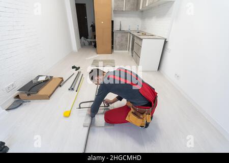 Cuisine sur mesure dans différents d'installation des armoires de cuisine remodeler Banque D'Images