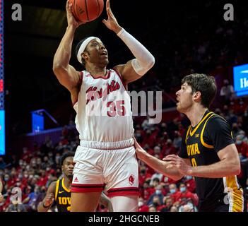 Piscataway, New Jersey, États-Unis.19th janvier 2022.Rutgers Scarlet Knights forward Ralph Gonzales-Agee (35) tire contre Iowa Hawkees forward Filip Rebraca (0) pendant la première moitié entre Iowa Hawkees et les Rutgers Scarlet Knights à Jersey Mikes Arena à Piscataway, New Jersey.Rutgers a battu Iowa 48-46.Duncan Williams/CSM/Alamy Live News Banque D'Images