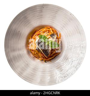 Pâtes linguini italiennes isolées avec du seabass cuit au four Banque D'Images