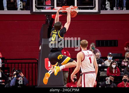 Piscataway, New Jersey, États-Unis.19th janvier 2022.Iowa Hawkees avance Filip Rebraca (0) dunks dans la première moitié au cours de la première moitié entre les Hawkees de l'Iowa et les Rutgers Scarlet Knights à Jersey Mikes Arena à Piscataway, New Jersey.Rutgers a battu Iowa 48-46.Duncan Williams/CSM/Alamy Live News Banque D'Images