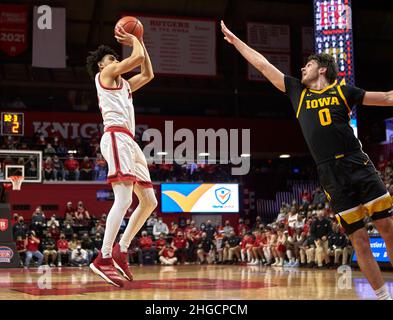 Piscataway, New Jersey, États-Unis.19th janvier 2022.Rutgers Scarlet Knights Guard Geo Baker (0) fait des pousses sur Iowa Hawkees en avant Filip Rebraca (0) pendant la première moitié entre les Iowa Hawkees et les Rutgers Scarlet Knights à Jersey Mikes Arena à Piscataway, New Jersey.Rutgers a battu Iowa 48-46.Duncan Williams/CSM/Alamy Live News Banque D'Images
