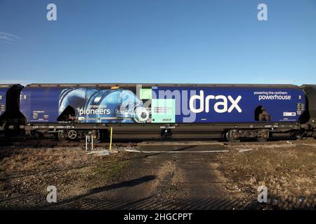 GB Railfreight chariot de biomasse de type IIA spécialement construit en route vers la centrale électrique de Drax, Royaume-Uni. Banque D'Images