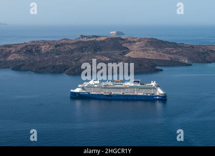 SANTORINI, GRÈCE - 19 SEPTEMBRE 2021: Bateau de croisière Apex Celebrity Cruises ancré dans la baie portuaire de l'île de Santorini, Grèce. Banque D'Images
