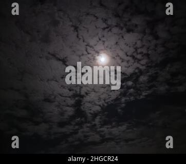 Belle petite lune dans le ciel noir sombre nuages dans le ciel nocturne Banque D'Images