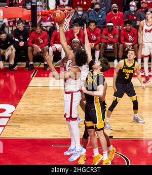 Piscataway, New Jersey, États-Unis.19th janvier 2022.Rutgers Scarlet Knights forward Ron Harper Jr. (24) marque un panier alors que Iowa Hawkees forward Filip Rebraca (0) tente de défendre pendant la deuxième moitié entre les Iowa Hawkees et les Rutgers Scarlet Knights à Jersey Mikes Arena à Piscataway, New Jersey.Rutgers a battu Iowa 48-46.Duncan Williams/CSM/Alamy Live News Banque D'Images