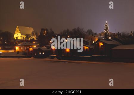 Hiver nuit de Noël vue de Porvoo, Borga, Finlande, Uusimaa, avec chute de neige et lumières de rue, avec soir xmas nouvel an éclairage, WO Banque D'Images