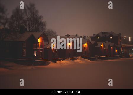 Hiver nuit de Noël vue de Porvoo, Borga, Finlande, Uusimaa, avec chute de neige et lumières de rue, avec soir xmas nouvel an éclairage, WO Banque D'Images