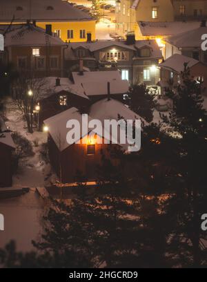 Hiver nuit de Noël vue de Porvoo, Borga, Finlande, Uusimaa, avec chute de neige et lumières de rue, avec soir xmas nouvel an éclairage, WO Banque D'Images