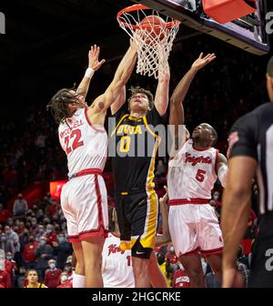 Piscataway, New Jersey, États-Unis.19th janvier 2022.Rutgers Scarlet Chevaliers gardien Caleb McConnell (22) tente de défendre Iowa Hawkees avance Filip Rebraca (0) dans la deuxième moitié entre les Iowa Hawkees et les Rutgers Scarlet Chevaliers à Jersey Mikes Arena à Piscataway, New Jersey.Rutgers a battu Iowa 48-46.Duncan Williams/CSM/Alamy Live News Banque D'Images