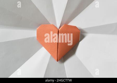 Coeur d'origami sur papier blanc avec ligne de tête Banque D'Images