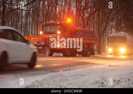 20 janvier 2022, Saxe-Anhalt, Elbingerode: Un véhicule du service d'hiver est sur les routes dans le Haut-Harz.En raison des routes glacées, les conducteurs de la région de Harz ont dû faire preuve d'une extrême prudence.Il y avait aussi des obstacles isolés à la circulation en raison de dérives de neige.Photo: Matthias Bein/dpa-Zentralbild/ZB Banque D'Images