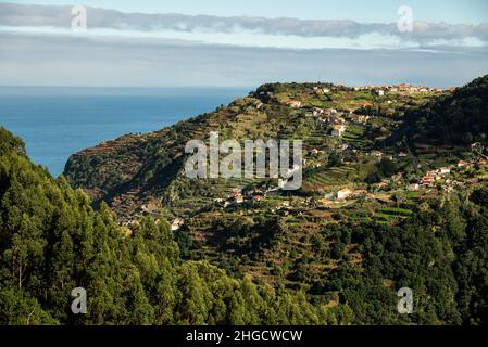 Vue panoramique sur les maisons du village de Ribeira da Janela et le paysage mitoyen environnant, vu depuis le sentier de randonnée “Levada da Ribeira da Janela” Banque D'Images