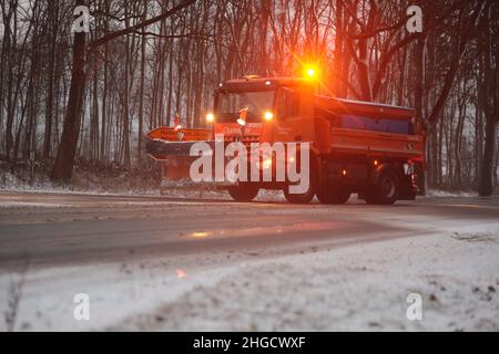 Elbingerode, Allemagne.20th janvier 2022.Un véhicule du service d'hiver se trouve sur les routes du Haut-Harz.En raison des routes glacées, les conducteurs de la région de Harz ont dû faire preuve d'une extrême prudence.Il y avait aussi des obstacles isolés à la circulation en raison de dérives de neige.Credit: Matthias Bein/dpa-Zentralbild/ZB/dpa/Alay Live News Banque D'Images