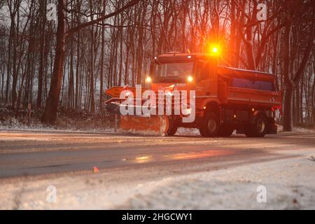 Elbingerode, Allemagne.20th janvier 2022.Un véhicule du service d'hiver se trouve sur les routes du Haut-Harz.En raison des routes glacées, les conducteurs de la région de Harz ont dû faire preuve d'une extrême prudence.Il y avait aussi des obstacles isolés à la circulation en raison de dérives de neige.Credit: Matthias Bein/dpa-Zentralbild/ZB/dpa/Alay Live News Banque D'Images