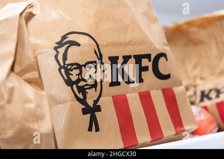 Antalya, Turquie - 20 janvier 2022: Un bon nombre de bandes chaudes de poulet KFC ou de nuggets dans le seau de KFC (Kentucky Fried Chicken) fast food.