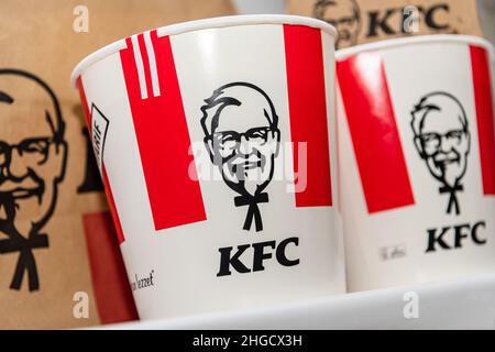 Antalya, Turquie - 20 janvier 2022: Un bon nombre de bandes chaudes de poulet KFC ou de nuggets dans le seau de KFC (Kentucky Fried Chicken) fast food. Banque D'Images