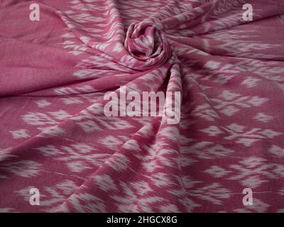Gros plan de la texture du tissu en coton tissé à la main de couleur rose avec un motif thaï de style ancien. Banque D'Images