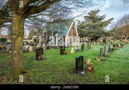 La chapelle, le cimetière et les pierres tombales dans un grand cimetière britannique au cimetière de Littlehampton, Littlehampton, West Sussex, Royaume-Uni. Banque D'Images