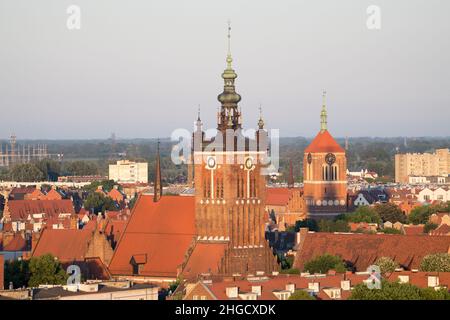 Gothic Kosciol SW Katarzyny (St.Eglise de Catherine) et Eglise gothique Saint-Jean dans la vieille ville dans le centre historique de Gdansk, Pologne © Wojciech Strozyk Banque D'Images