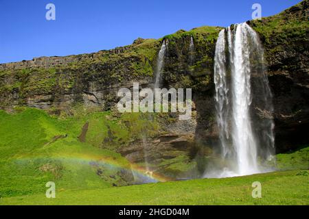 Célèbre chute d'eau Seljalandsfoss avec petit arc-en-ciel, Islandais Banque D'Images