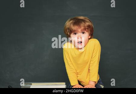 Enfant talentueux. Journée des enseignants. Examen difficile. Enseignement à domicile. Prêt pour l'école. École pour enfants. Enfant d'école. Éducation. Écolier. Banque D'Images