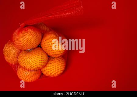 Image concept de la nouvelle année chinoise.Orange mandarin sur fond rouge Banque D'Images