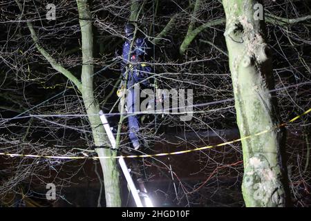 Hambourg, Allemagne.20th janvier 2022.Un policier se tient sur une échelle près d'un arbre qui était précédemment occupé.Les activistes ont protesté tôt jeudi matin contre l'abattage d'arbres à Neuer Pferdemarkt, à Saint-Pauli.Trois personnes avaient grimpé dans les arbres pour empêcher le travail d'abattage, a déclaré la police.En outre, plusieurs autres militants se sont rassemblés sur le site.Crédit : Bodo Marks//dpa/Alay Live News Banque D'Images