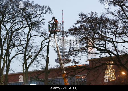 Hambourg, Allemagne.20th janvier 2022.Les arbres sont coupés sur un site près de la Rindermarkthalle.Les activistes ont protesté tôt jeudi matin contre l'abattage d'arbres à Neuer Pferdemarkt, à Saint-Pauli.Trois personnes avaient grimpé dans les arbres pour empêcher le travail d'abattage, a déclaré la police.En outre, plusieurs autres militants se sont rassemblés sur le site.Crédit : Bodo Marks//dpa/Alay Live News Banque D'Images