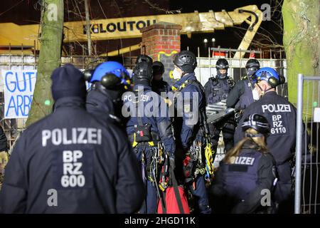 Hambourg, Allemagne.20th janvier 2022.Les policiers se trouvent dans une zone entre les arbres qui étaient auparavant occupés.Les activistes ont protesté tôt jeudi matin contre l'abattage d'arbres à Neuer Pferdemarkt, à Saint-Pauli.Trois personnes avaient grimpé dans les arbres pour empêcher le travail d'abattage, a déclaré la police.En outre, plusieurs autres militants se sont rassemblés sur le site.Crédit : Bodo Marks//dpa/Alay Live News Banque D'Images