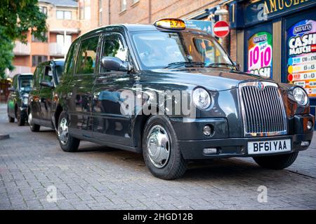 Des taxis noirs pour Hackney Carriage Oxford City Council font la queue dans une station de taxis à Oxford, Oxfordshire, Royaume-Uni Banque D'Images