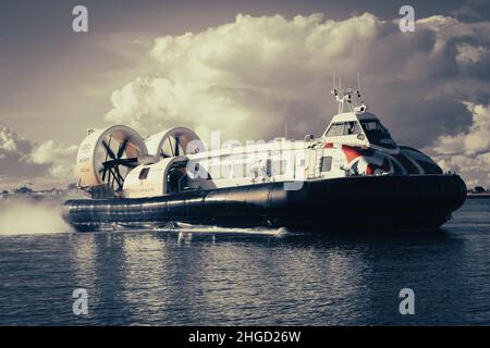 Aéroglisseur venant de l'île de Wight à Southsea lors d'une belle journée claire Banque D'Images