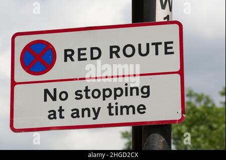 Un panneau rouge indiquant l'itinéraire, ce qui signifie qu'il n'y a pas d'arrêt à tout moment.Whitechapel Road, Whitechapel, Londres, Royaume-Uni.16 juin 2009 Banque D'Images