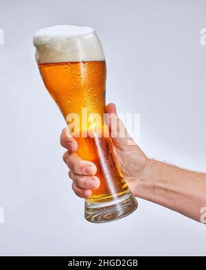 main tenant un verre de bière, isolé sur fond blanc Banque D'Images