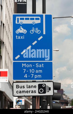 Un panneau indiquant que la voie peut être utilisée par les bus, les taxis et les cycles de pédale, qui est appliqué avec les caméras de la voie d'autobus.Whitechapel Road, Whitechapel, Londres, Royaume-Uni.16 juin 2009 Banque D'Images