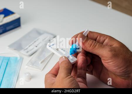 Kit nasal de test rapide de l'antigène du coronavirus ATK SRAS COV 2. Test de virus Corona enfant à la maison. Banque D'Images