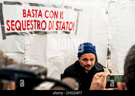 Messina, Sicile, Italie.18th janvier 2022.Messina, Italie.18 janvier 2022.Le maire de Messina Cateno de Luca proteste contre le passe super vert qui est entré en vigueur par décret du gouvernement, parce qu'il bloque la continuité territoriale de l'Italie.Le maire a occupé pacifiquement un espace du quai Rada San Francesco pour mettre en lumière un défaut qui a été trouvé dans le décret après avoir signalé le problème plusieurs fois au gouvernement central de Rome.De Luca a campé avec sa tente sans entraver les opérations de débarquement et d'embarquement des navetteurs avec une carte super verte, qui régulièrement cro Banque D'Images