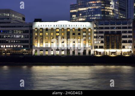 London Bridge Hospital on the Thames River, Tooley Street, Southwark, Londres, Royaume-Uni Banque D'Images