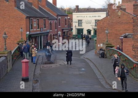 Visiteurs parcourant les loisirs d'une rue édouardienne au Black Country Living Museum, décembre 2021 Banque D'Images