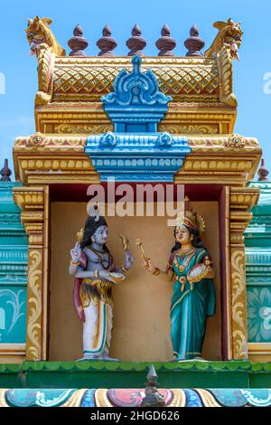 Statues de divinités hindoues situées sur le mur extérieur du temple de Madame de Sivapoomi à Keerimalai dans la région nord du Sri Lanka. Banque D'Images