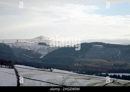 Shutlingsloe s'élevant au-dessus de la forêt de Macclesfield vue pendant une journée d'hiver de près de Tegan's Nose Macclesfield Cheshire Angleterre Banque D'Images